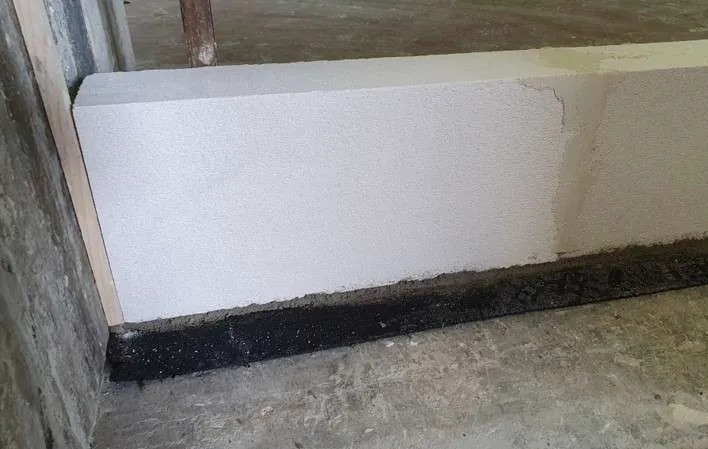 Tramezza interna termoacustica in blocchi di calcestruzzo cellulare liscio.