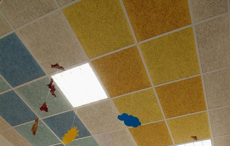 Sistema di controsoffitto fonoassorbente antisfondellamento con pannelli in lana di legno mineralizzata.