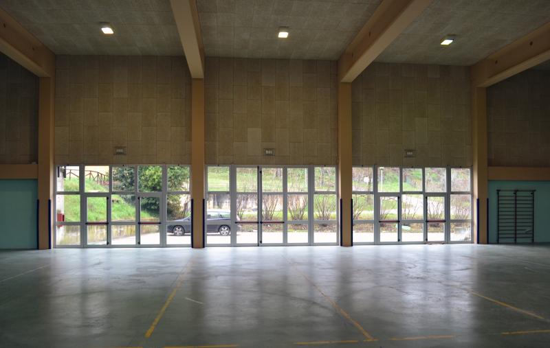 Sistema di controsoffitto fonoassorbente resistente ai colpi di palla con pannelli avvitati in lana di legno mineralizzata.