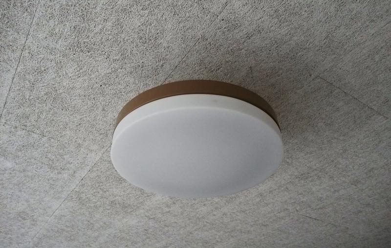 Sistema di controsoffitto fonoassorbente antincendio antisfondellamento con pannelli avvitati compositi, in lana di legno mineralizzata e cartongesso.