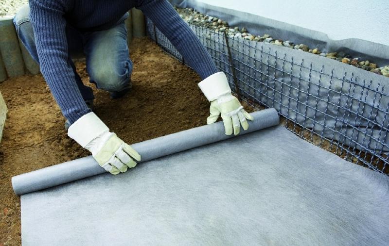 Geotessile non tessuto per la separazione e filtrazione del suolo.