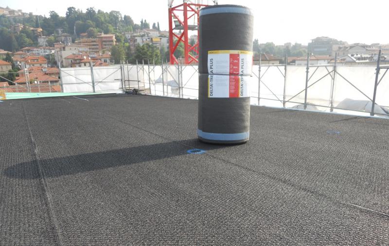 Membrana impermeabile altamente traspirante posta sotto il manto di copertura di tetti metallici inclinati.