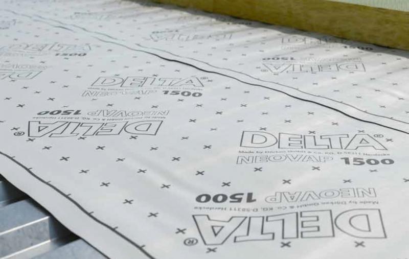 Schermo barriera vapore e vento autoadesivo, impermeabile, adatto per coperture piane con supporto in metallo o in legno e per facciate anche non ventilate.