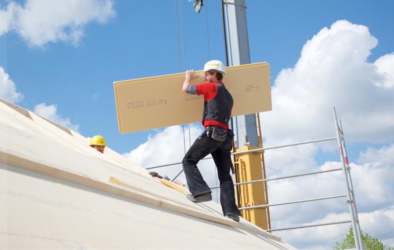 Isolamento termico sottotegola in fibra di legno naturale traspirante, impermeabile e resistente al vento, per sottocoperture, pareti e facciate ventilate.
