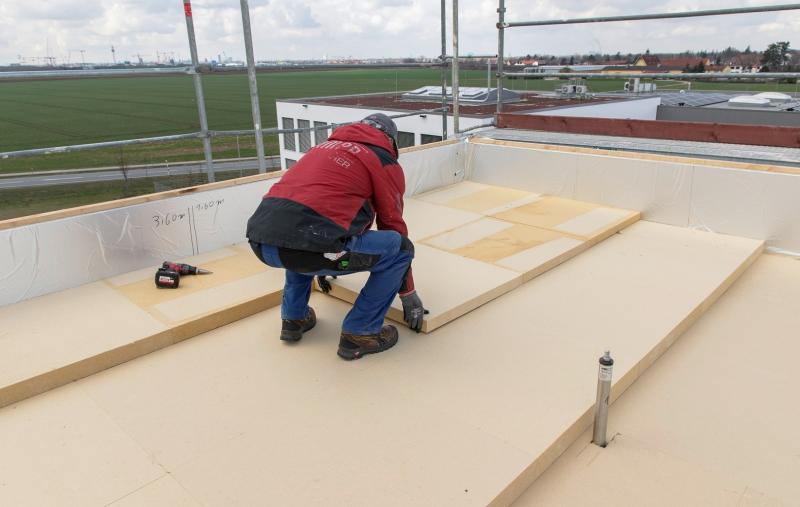 Isolamento termico stabile in fibra di legno per coperture piane e pavimenti.