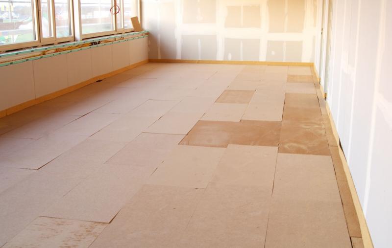 Isolamento termico stabile in fibra di legno naturale per applicazioni piane combinate con massetti ad alta resistenza o verticali intonacabili.