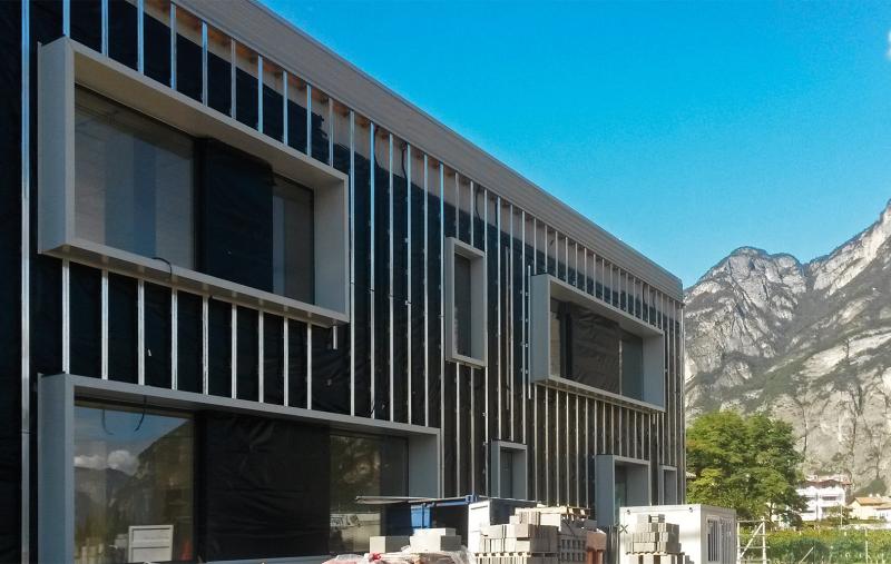 Membrana impermeabile altamente traspirante per facciate sottoventilate anche a giunti aperti.