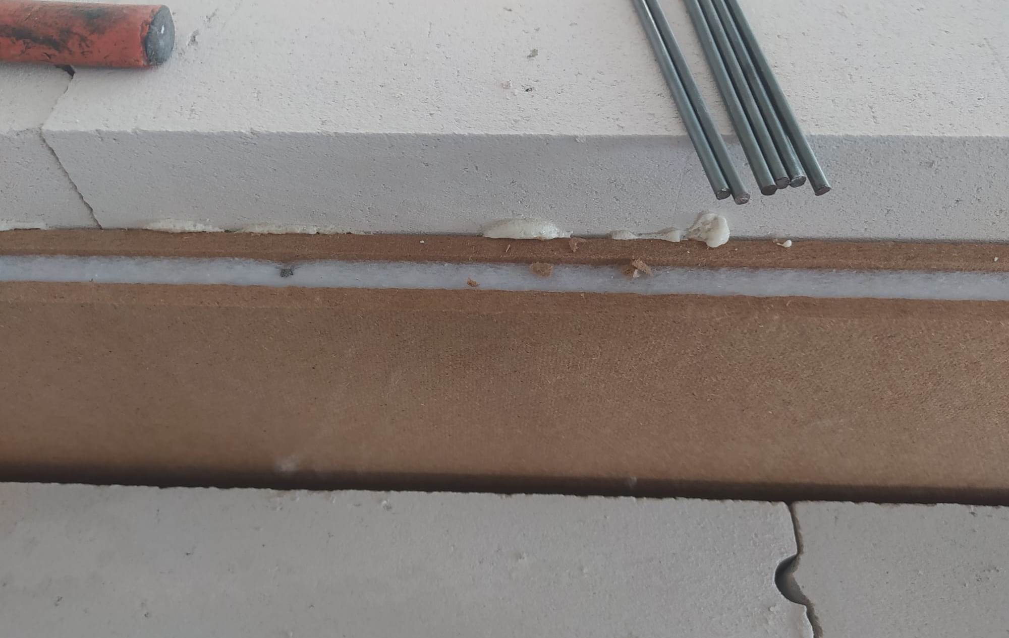 Sistema fonoisolante multistrato antisismico a parete, composto da 2 tramezze in cls cellulare e da un pannello a 3 strati in fibra di legno e poliestere.