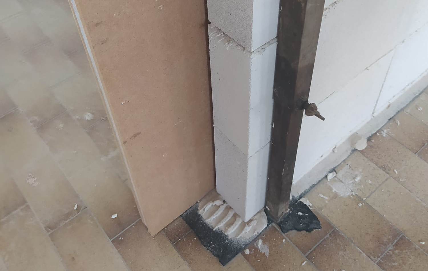 Sistema fonoisolante multistrato a parete composto da 2 tramezze in cls cellulare e da un pannello a 3 strati in fibra di legno e poliestere.