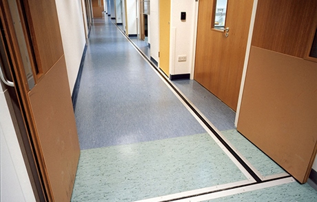 Coprigiunto sovrapposto per pavimenti interni/esterni.