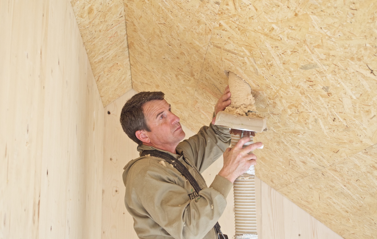 Isolamento termico in fiocchi isolanti naturali in fibra di legno con sistema per insufflaggio di pareti, solai e coperture.